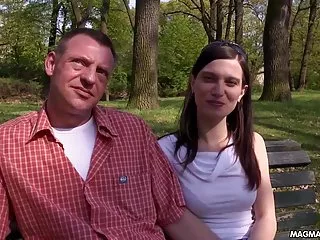 Сексуальная рыжая сучка сосет два члена секс видео со зрелой