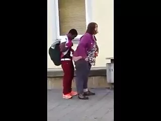Сучка раздвинула ноги толстые старые женщины и притянула кобель к своей киске