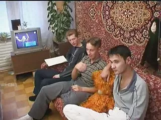 Муж-рогоносец наблюдает, как чувак трахает секс со зрелой свою жену в сочную киску