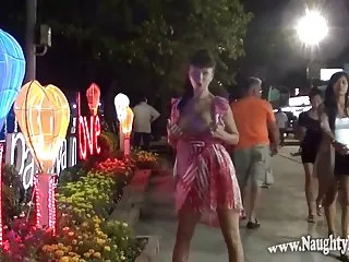 Брюнетка частные фото голых зрелых женщин позирует перед камерой