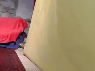 Молодая сука в чулках писает на порево зрелых женщин пол
