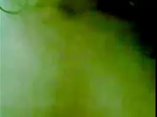 Милый ребенок видео с зрелыми развлекается на берегу океана