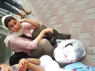 Жена лечит мужа порно зрелых дам с молодыми парнями от алкоголизма, у шлюшки есть еще один эффективный способ отучить мужа от пьянства. Потому что она стянула с него штаны и начала сосать его вялый член