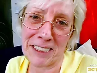 Зрелая сучка приставала анал со зрелыми к девушке в кафе и предлагала лизать ее киску за деньги