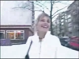 Сука дрочит член и облизывает зрелые в белых трусиках яйца для самца